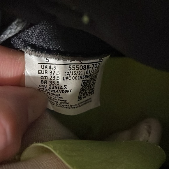 Jordan 1 Retro High OG Volt.  Youth (Men) 5 - Picture 7 of 7